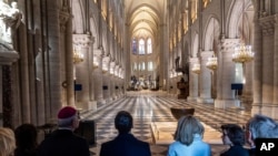 ARCHIVO - El presidente francés, Emmanuel Macron, en el centro, y su esposa, Brigitte Macron, segunda desde la derecha, visitan los interiores restaurados de la catedral de Notre-Dame de París, el 29 de noviembre de 2024 en París.