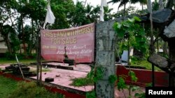 Plot of land for sale with house that was destroyed in 2004 tsunami, Paraliya, Sri Lanka, Dec. 26, 2009 (file photo).