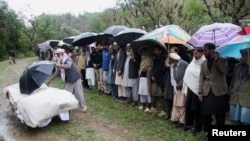 در بیش از یک هفتۀ گذشته ده‌ها نفر در اثر جاری شدن سیلاب‌های ناگهانی در ولایت‌های مختلف افغانستان جان باخته اند.