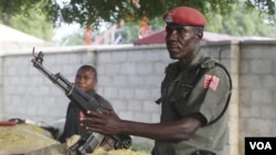 Polisi Nigeria lengkap dengan senjata AK-47 berjaga-jaga di jalan-jalan protokol di Maiduguri, Nigeria (foto: dok).