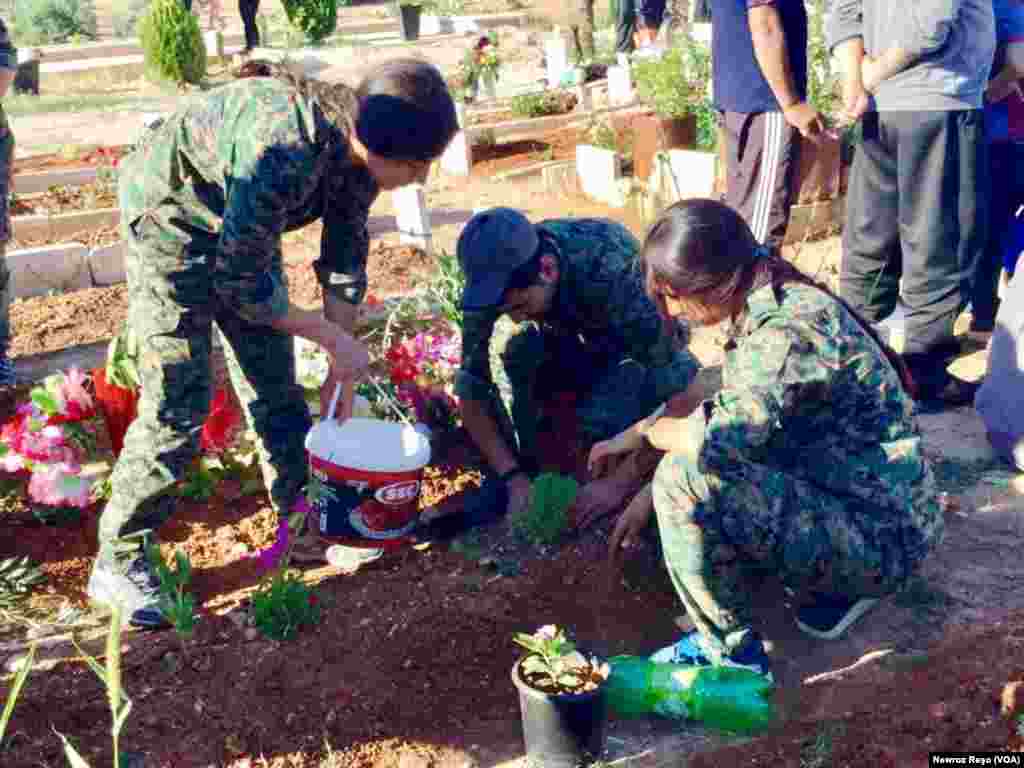 Di roja yekê ya Cejna Ramazanê de gelê Efrînê serdana gorên cangorîyên Yekîneyên Parastina Gel û Jin (YPG- YPJ) û Hêzên Sûrîya Demokratîk (HSD) kirin