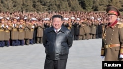 Pemimpin Korea Utara Kim Jong Un mengunjungi Kementerian Pertahanan Nasional pada peringatan berdirinya Tentara Rakyat Korea di Pyongyang, Korea Utara, 8 Februari 2025. (Foto: KCNA via Reuters)