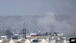 Фото: дим від вибуху поблизу кабульського аеропорту, 26 серпня 2021 року