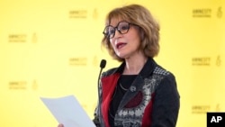 国际特赦组织秘书长艾格尼丝·卡拉马德 (Agnes Callamard) 在伦敦举行的记者会上讲话。（2024年4月23日）