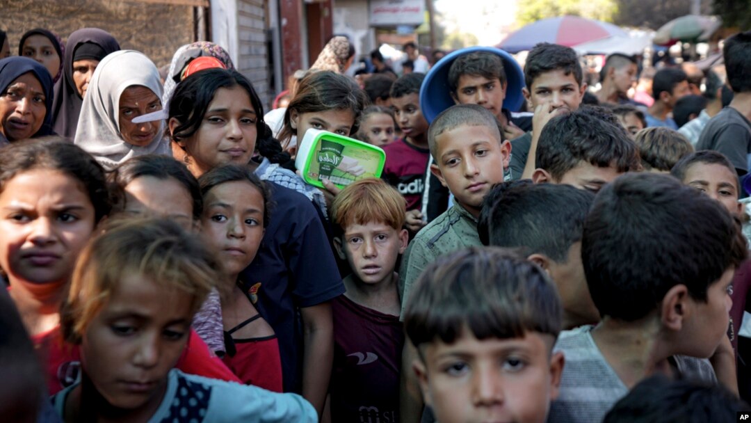 Palestinci u redu za distribuciju hrane u Deir al-Balah, Pojas Gaze, 17. oktobra 2024.