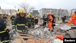 Nhân viên cứu hộ tại hiện trường vụ nổ ở Ninh Ba hôm 26/11. 