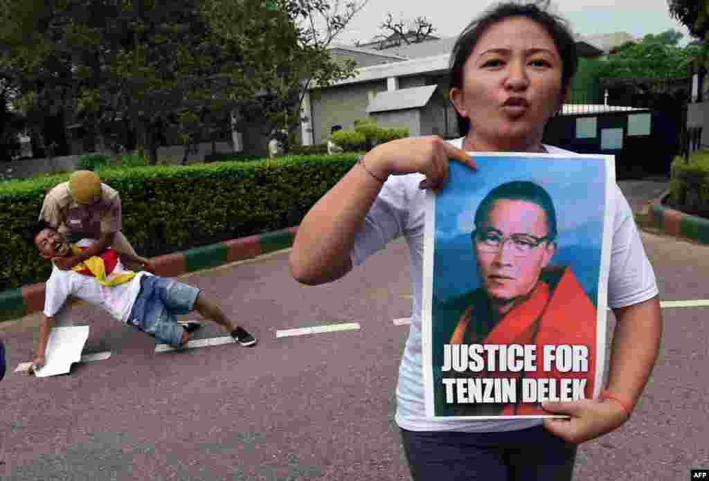 Demonstan Tibet dalam pengasingan meneriakkan slogan-slogan anti China dalam sebuah aksi protes di luar Kedutaan Besar China di New Delhi, India. Mereka memprotes kematian&nbsp;​Tenzin Delek Rinpoche, seorang biksu ternama Tibet di penjara China pekan ini.