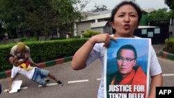 Exiled Tibetan protesters shout slogans against China during a protest outside the Chinese embassy in New Delhi, July 17, 2015. 