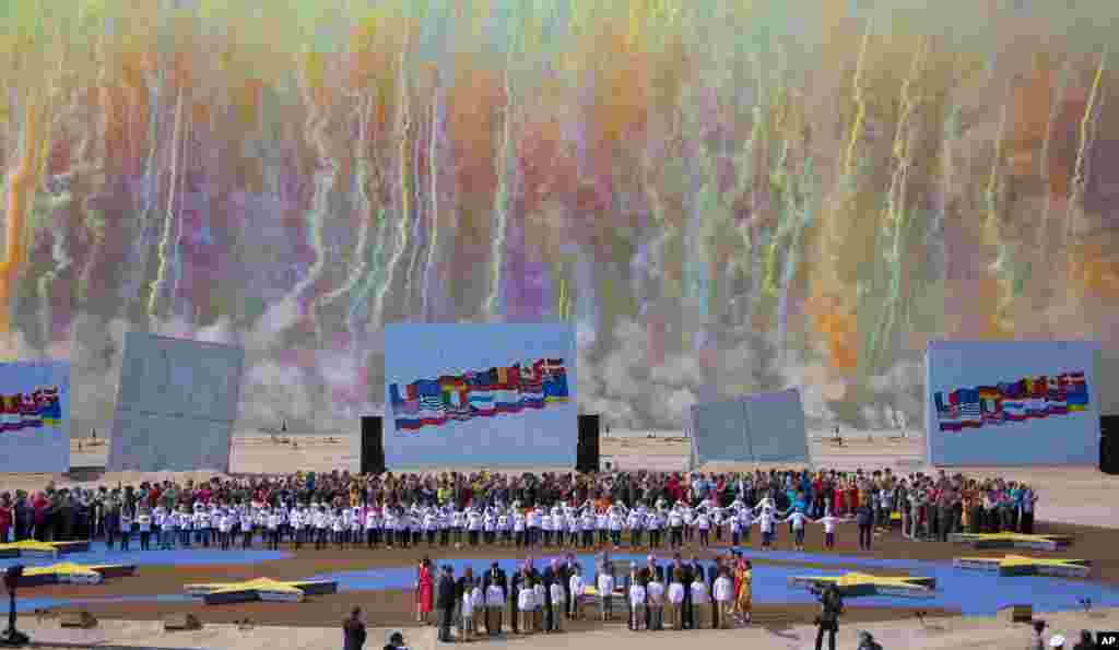 Dim u bojama diže se ka nebu dok veterani Drugog svjetskog rata odaju počast tokom međunarodne ceremonije obilježavanja 70. godišnjice Dana D, na plaži Sword, u Ouistrehamu, u Normandiji, 6. juna 2014.