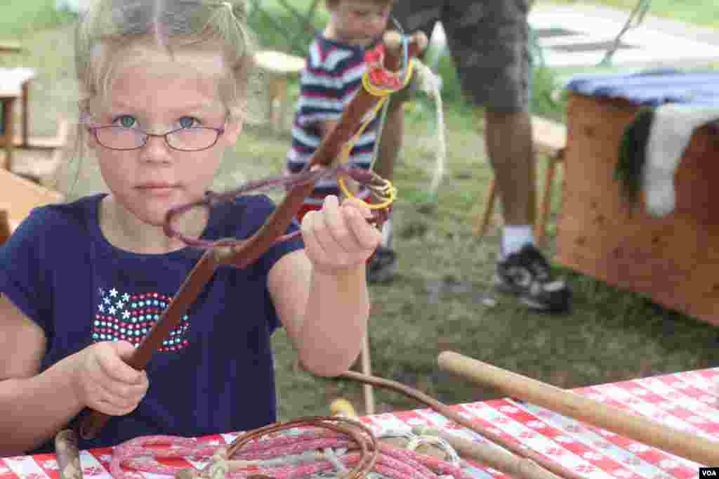 Los niños también se divierten en el Smithsonian Folklife Fest en la sección de juguetes tradicionales y juegos.