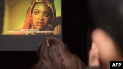 Visiteurs regardant le documentaire "475: briser le silence" de la réalisatrice marocaine Hind Bensari, Rabat, 28 mars 2013. 