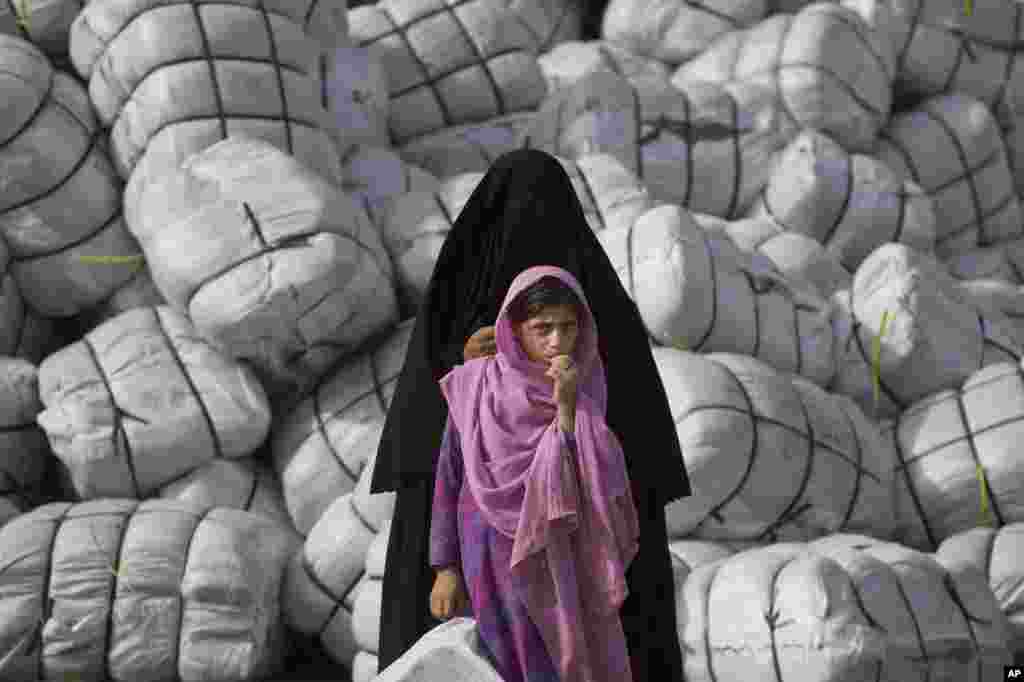 Một người mẹ và con gái người Pakistan bị thất tán chờ nhận hàng cứu trợ tại một trung tâm phân phối ở Bannu, Pakistan. Hàng ngàn người dân bộ lạc bỏ chạy khỏi làng của họ ở Bắc Waziristan sau khi quân đội Pakistan ồ ạt trấn áp những phần tử vũ trang. 