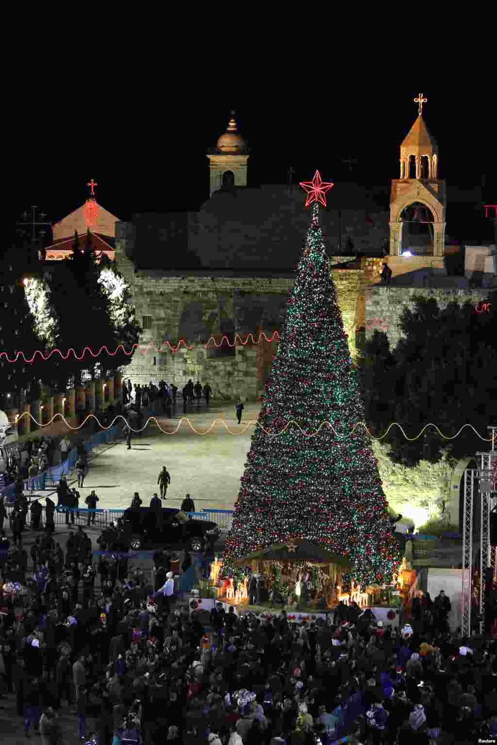 Pemandangan Alun-Alun Manger, di luar Gereja Nativity, yang diyakini sebagai tempat kelahiran Yesus, di kota Bethlehem, Tepi Barat (24/12).