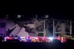 Pusat distribusi Amazon rusak berat setelah tornado melanda daerah itu Jumat, 10 Desember 2021, di Edwardsville. (Foto: AP)