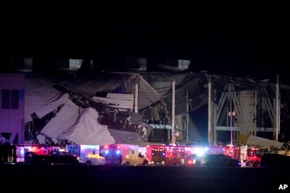 Pusat distribusi Amazon rusak berat setelah tornado melanda daerah itu Jumat, 10 Desember 2021, di Edwardsville. (Foto: AP)
