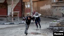 在叙利亚东部的戴尔祖尔，叙孩子们躲着冷枪跑过街头.(2014年2月16日)