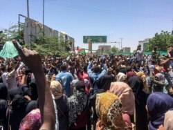 Waandamanaji wakiwa mbele ya makao makuu ya jeshi la Sudan mjini Khartoum, Sudan, Jumatatu, April 8, 2019.