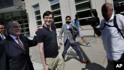 Martin Shkreli, segundo desde la izquierda, y su abogado Benjamin Brafman, salen de la corte federal en Nueva York, luego de que el ex ejecutivo farmacéutico y de fondos de cobertura fuera declarado culpable de fraude de valores.