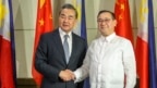 Tân Bộ trưởng Ngoại giao Philippines-Teodoro Locsin (phải) và Bộ trưởng Ngoại giao Trung Quốc Vương Nghị.