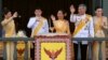 Raja Thailand Maha Vajiralongkorn, Ratu Suthida, Putri Bajrakitiyabha, Pangeran Dipangkorn, dan Putri Sirivannavari Nariratana terlihat di balkon Suddhaisavarya Prasad Hall di Grand Palace, Bangkok, 6 Mei 2019.