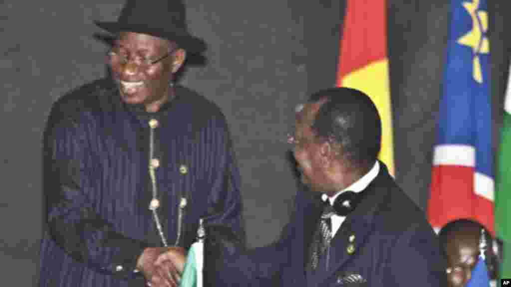 Le président de la République fédérale du Nigeria, Goodluck Ebele Jonathan, avec son homologue tchadien, le président Idriss Deby, lors du sommet de l&#39;UA tenu le 2 septembre 2014, à Nairobi, au Kenya.