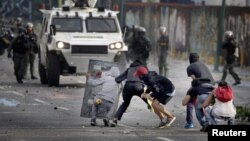 Opposition demonstrators clash with riot police during the so-called "mother of all marches" against Venezuela's President Nicolas Maduro, in Caracas, Venezuela, April 19, 2017. REUTERS/Marco Bello