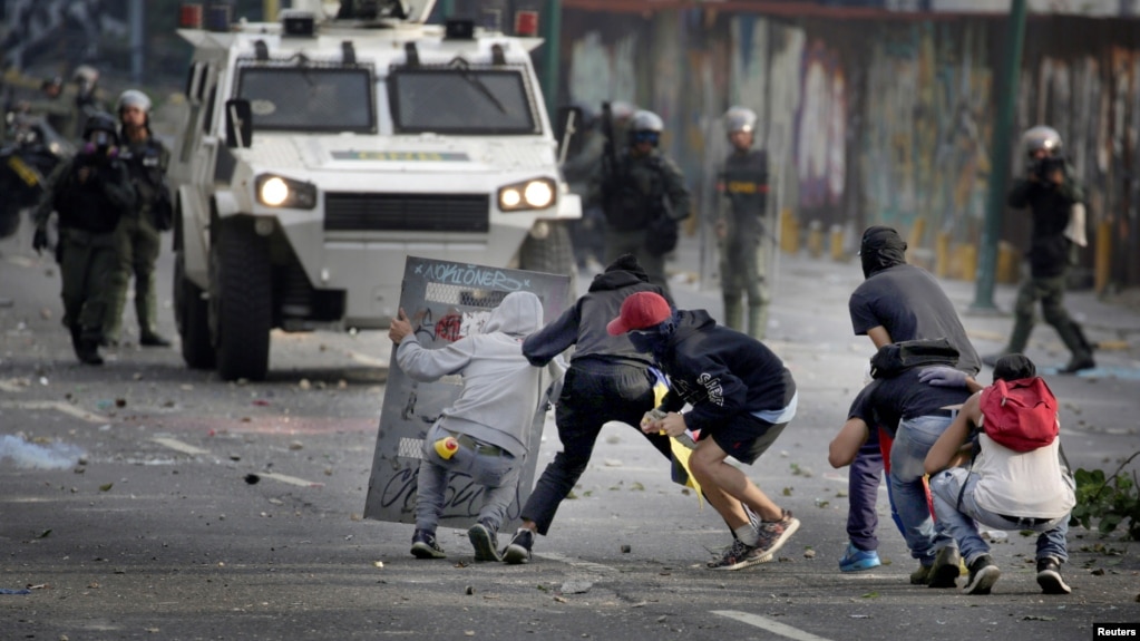 Además de los tres fallecidos, las protestas dejaron más de un centenar de heridos y afectados por gases lacrimógenos y al menos 500 detenidos.