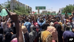 Aksi protes di depan markas besar kepolisian di Khartoum, Sudan, 8 April 2019.