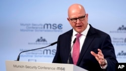Herbert Raymond McMaster, umuhanuzi mu vy'umutekano mu biro White House mu nama i Munich, mu Budagi, itariki 17/02/2018.