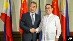 Menlu China Wang Yi (kiri) dan Menlu Filipina Teodoro Locsin Jr. mengunjungi pelabuhan Davao City hari Senin (29/10). 