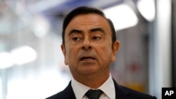 Carlos Ghosn di pabrik pembuatan mobil Renault di Maubeuge, utara Perancis, 8 November 2018. (Foto: dok). Nissan Motor Co. memecat Ghosn terkait skandal pelanggaran finansial selama memimpin perusahaan otomotif Jepang tersebut selama hampir dua dekade, Kamis (22/11).