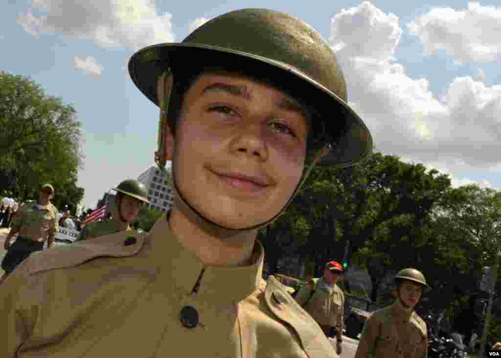 Юноша - участник парада в военной форме 1950-х годов