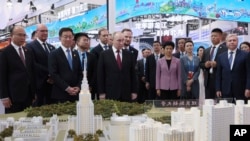 俄罗斯总统普京在中国哈尔滨参观第八届“中国·俄罗斯博览会”。（2024年5月17日）