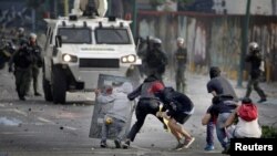 Para pendukunh pro-oposisi Venezuela bentrok dengan polisi anti huru-hara dalam aksi protes menentang Presiden Venezulea Nicolas Maduro di Caracas, Venezuela, 19 April 2017. (REUTERS/Marco Bello).