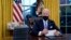 Tổng thống Joe Biden ký các sắc lệnh đầu tiên tại Phòng Bầu dục, Tòa Bạch Ốc, ngày 20/1/2021. 