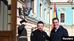 El presidente de Ucrania, Volodymyr Zelenskyy, a la izquierda, recibe a su homólogo español, Pedro Sánchez, durante su visita a Kiev, el 23 de febrero de 2023.