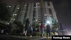 12일 저녁 한국 경주 지역에서 강력한 규모의 지진이 2차례 발생하며 약 50km 떨어진 대구에서도 강한 진동이 느껴졌다. 대구의 한 아파트에서 지진에 놀란 주민들이 밖으로 대피했다.