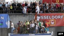 26 Ocak: Ocak ayında vuran büyük depremin ardından Cite Soleil kentinde yardım merkezine girmeye çalışan Haitililer. Richter ölçeğine göre 7 büyüklüğündeki depremde 230 bin kişinin öldüğü tahmin ediliyor.