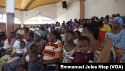 Les déplacés internes de la crise anglophone lors d’une cérémonie de remise de dons à Yaoundé, le 31 août 2019. (VOA/Emmanuel Jules Ntap)