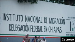 Yon sant meksiken kote sèvis imigrasyon resevwa demand dazil refijye nan Eta Chiapas. 