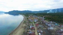 Landscape desa Lompio, Kecamatan Sirenja Juni 2020. Saat banjir rob, air laut turut badan jalan raya yang melintasi desa tersebut. (Foto: David Lamanyuki/Penabulu Palu)