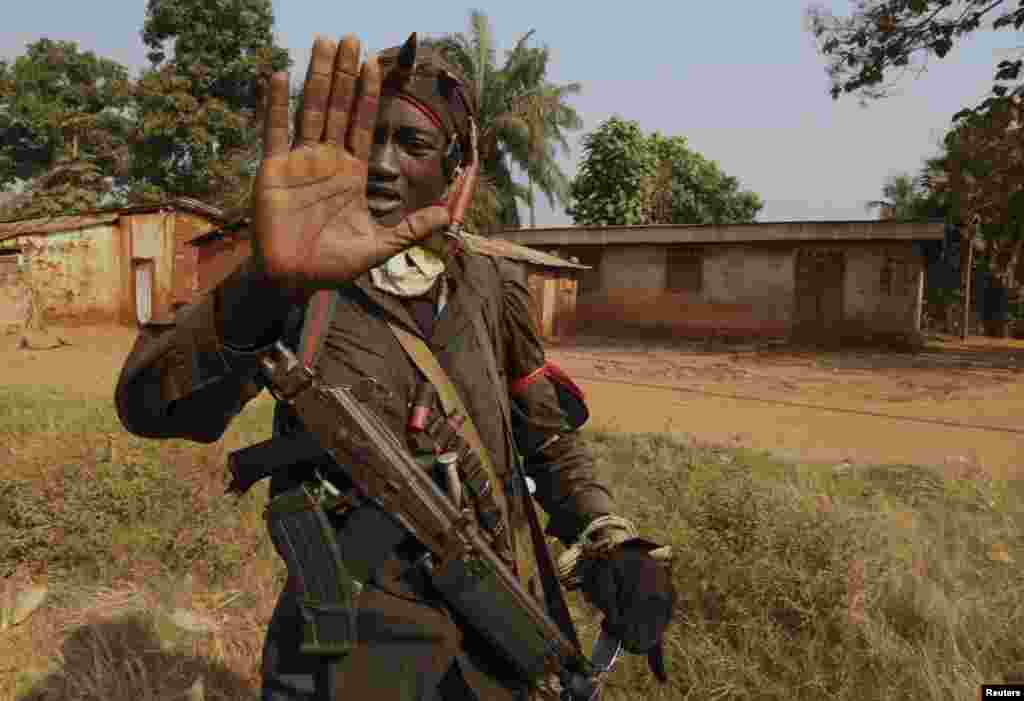 Um soldado anti-balaka em Ouengo districto de Bangui, Jan. 12, 2014. 