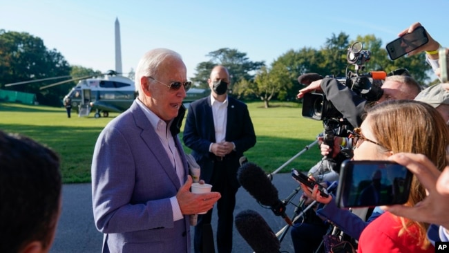 El presidente Joe Biden habla con miembros de la prensa antes de abordar el Marine One en el jardín sur de la Casa Blanca, en Washington, el 2 de octubre de 2021.