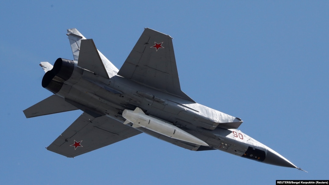 Российский истребитель-перехватчик МИГ-31 с закрепленной на фезюляже ракетой (архивное фото)