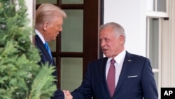 وێنەیەکی ئەرشیف، کاتی پێشوازی سەرۆکی ئەمەریکا لە پاشای ئوردن لەبەردەم کۆشکی سپی 