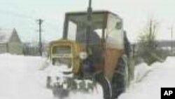 Вашингтон почна да се ископува од под снегот