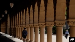 Un estudiante camina por los corredores de la Universidad de Stanford, en California, el 9 de abril de 2019.