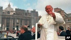 Pope John Paul II tours St. Peter's Square during the weekly general open-air audience at the Vatican, April 1, 1998