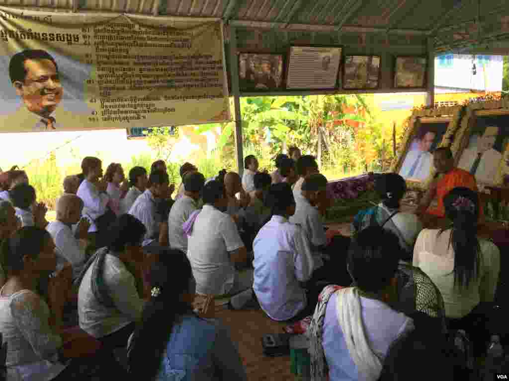 Supporters of the late Kem Ley come to pay their respects at a commemorative ceremony in his hometown in Takeo province, Cambodia, July 02, 2017. (Hul Reaksmey/VOA Khmer)