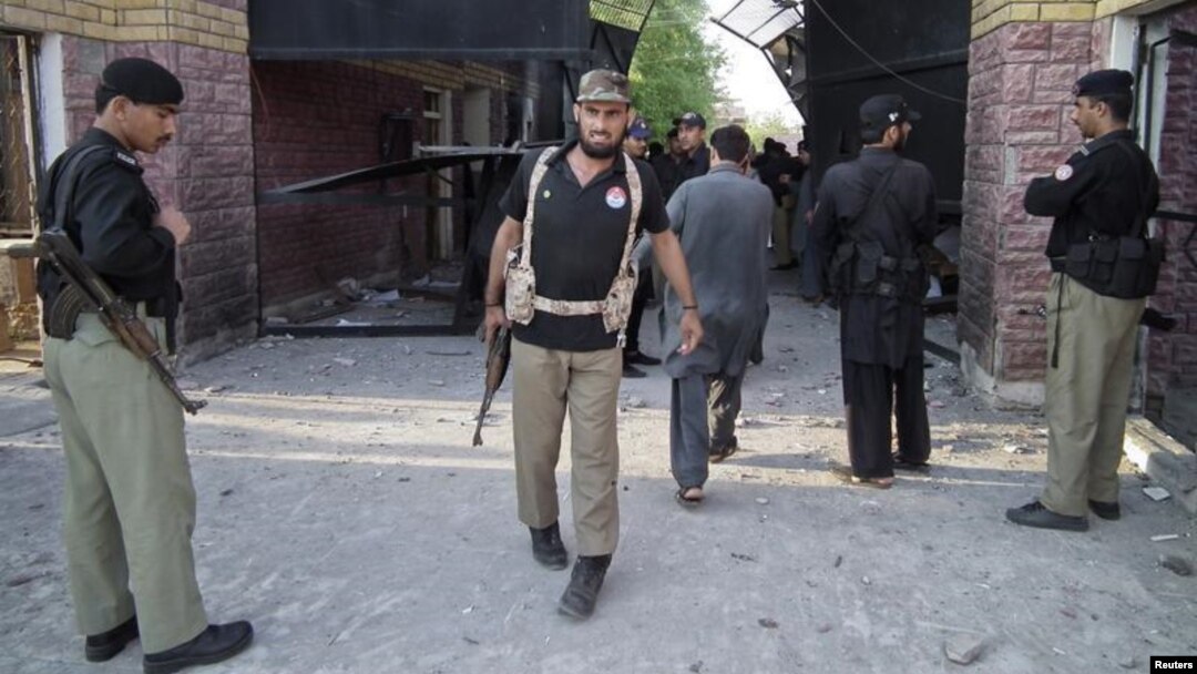 Polisi menjaga sebuah penjara di Pakistan (foto: ilustrasi). Shafqat Hussain digantung hari Selasa (4/8) pagi di sebuah penjara di Karachi.